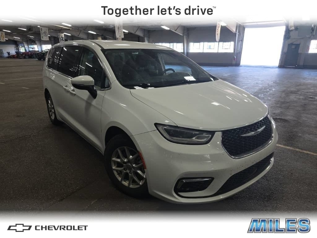 2023 Chrysler Pacifica Touring L — photo 1 of 5