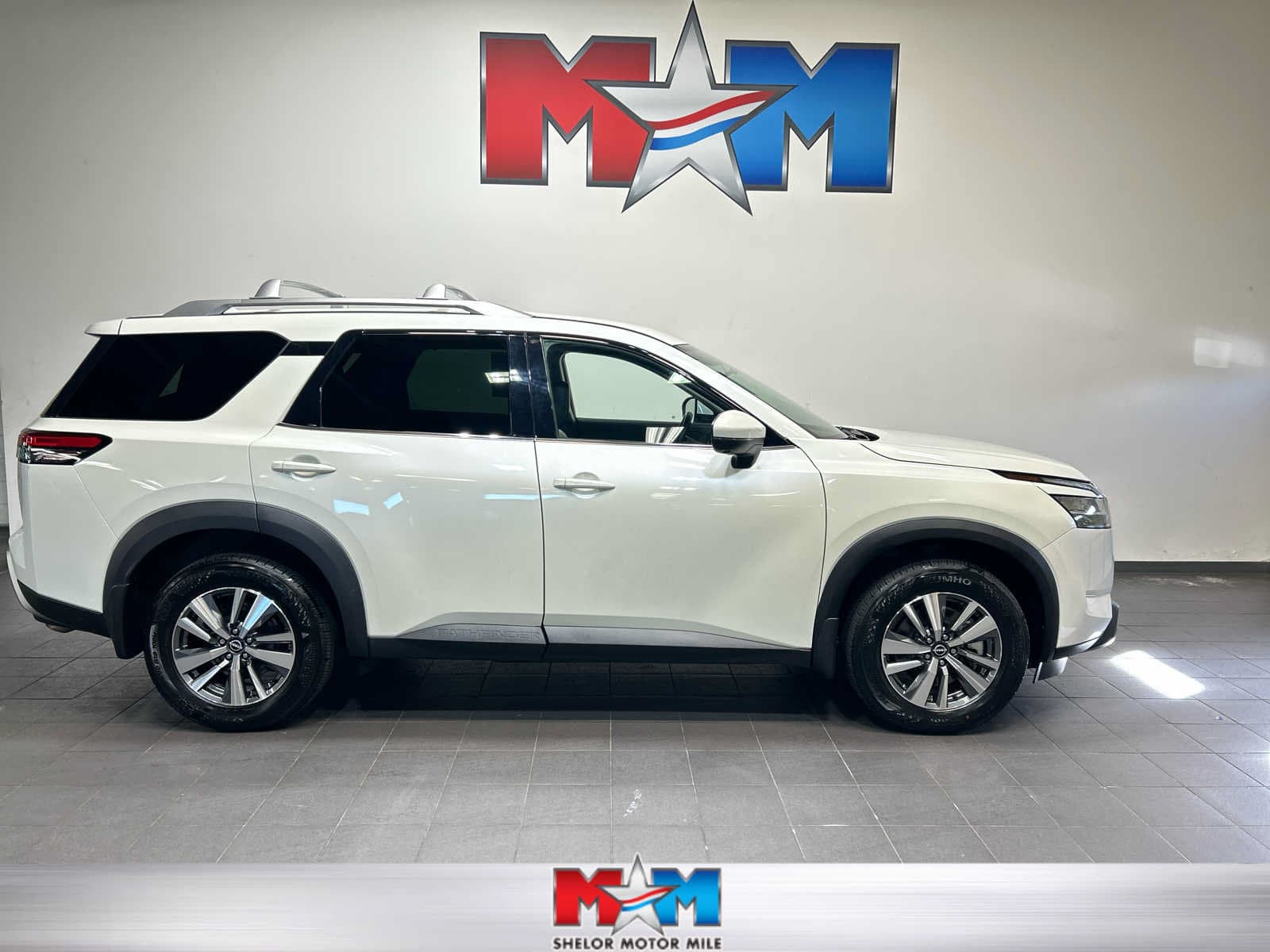 2024 Nissan Pathfinder SL — photo 1 of 30