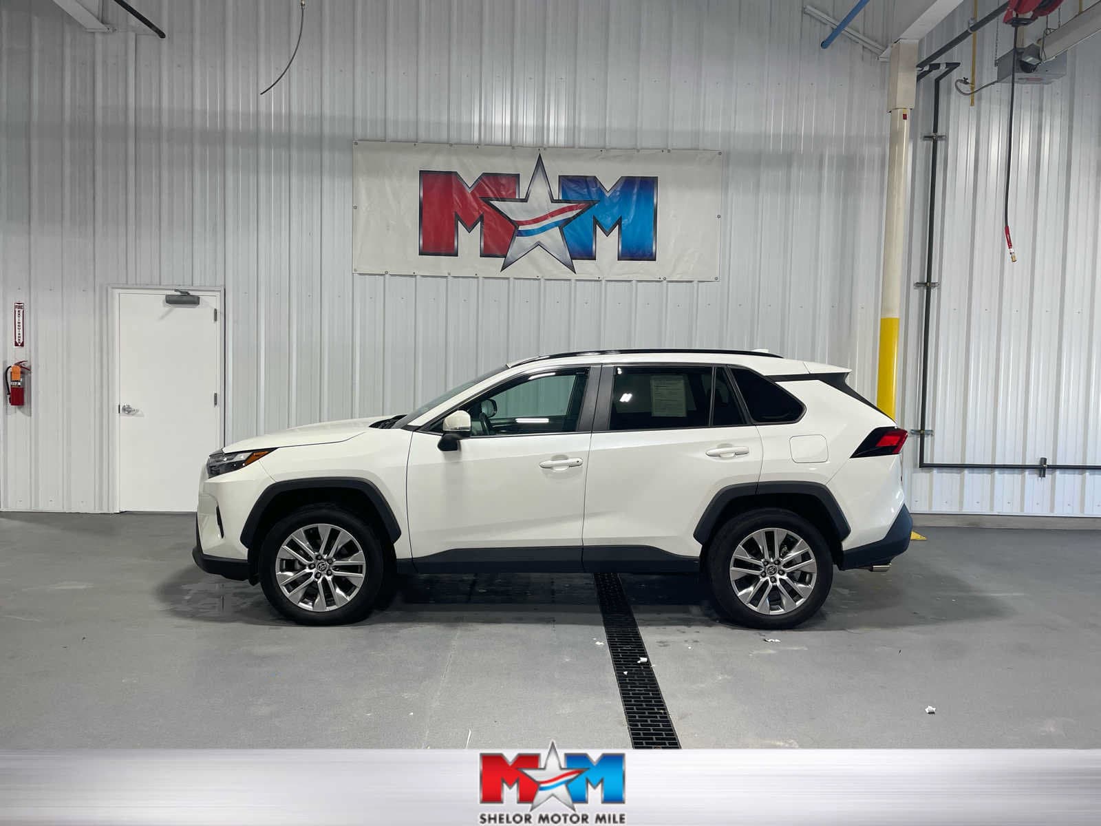 2022 Toyota RAV4 XLE Premium — photo 1 of 8