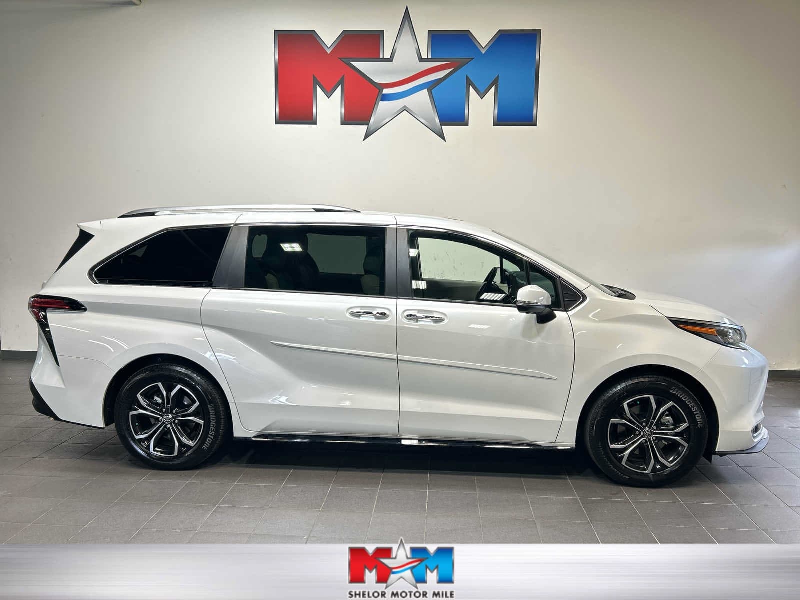 2026 Toyota Sienna Platinum — photo 1 of 13
