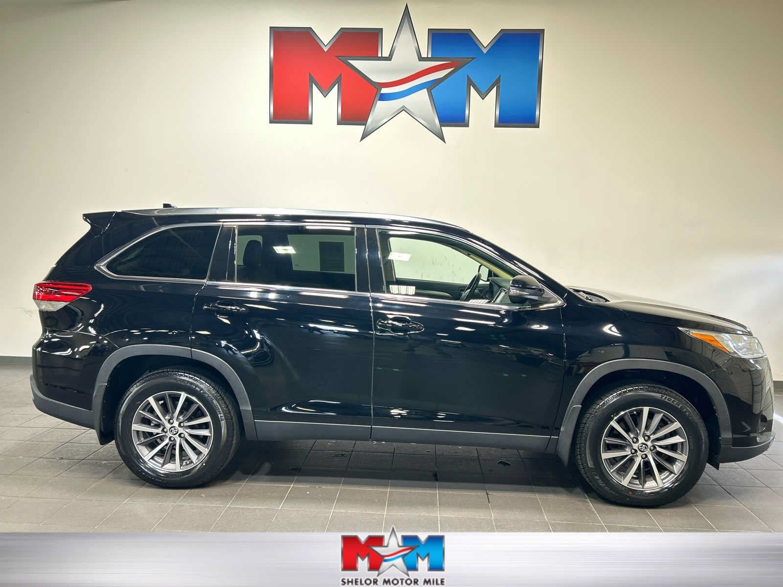 2019 Toyota Highlander XLE — photo 1 of 12