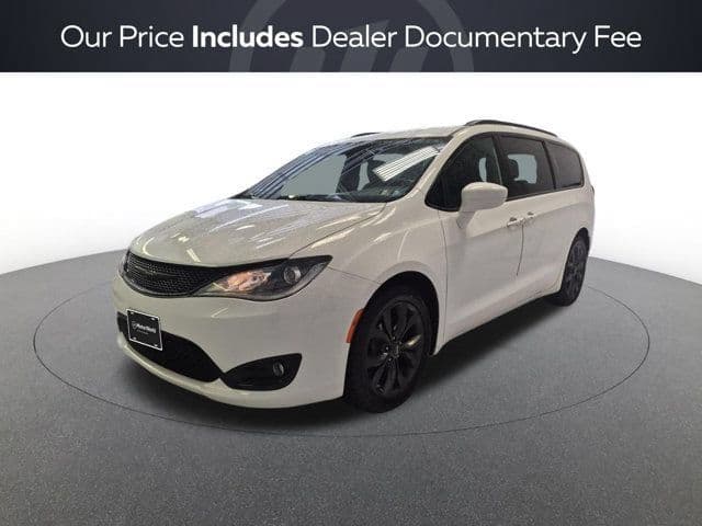 2019 Chrysler Pacifica Touring L — photo 1 of 26