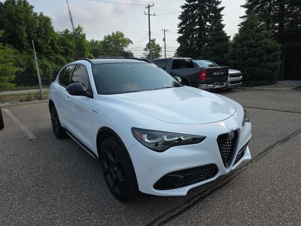 2024 Alfa Romeo Stelvio Veloce — photo 1 of 5