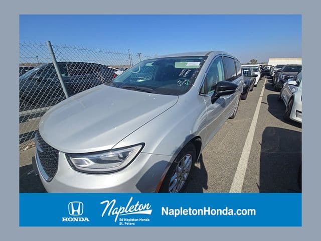 2024 Chrysler Pacifica Touring L — photo 1 of 28