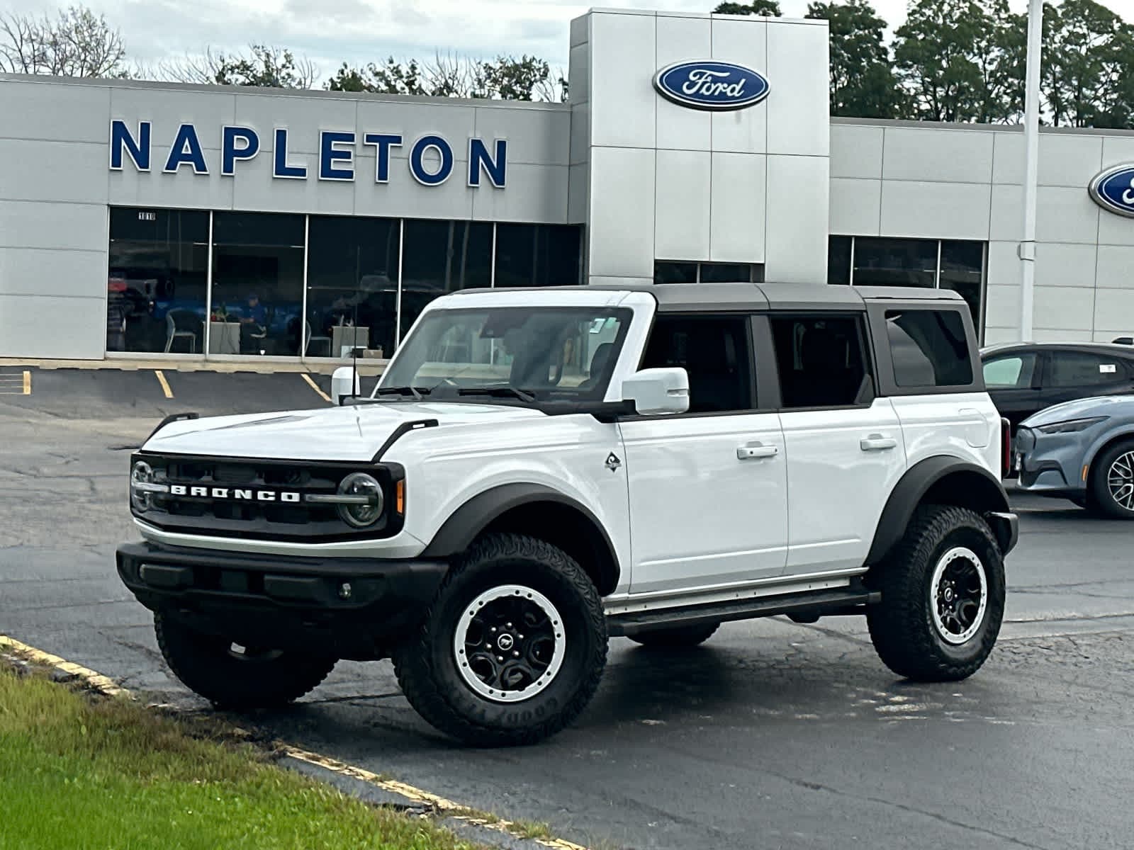 2023 Ford Bronco Outer Banks — photo 1 of 36