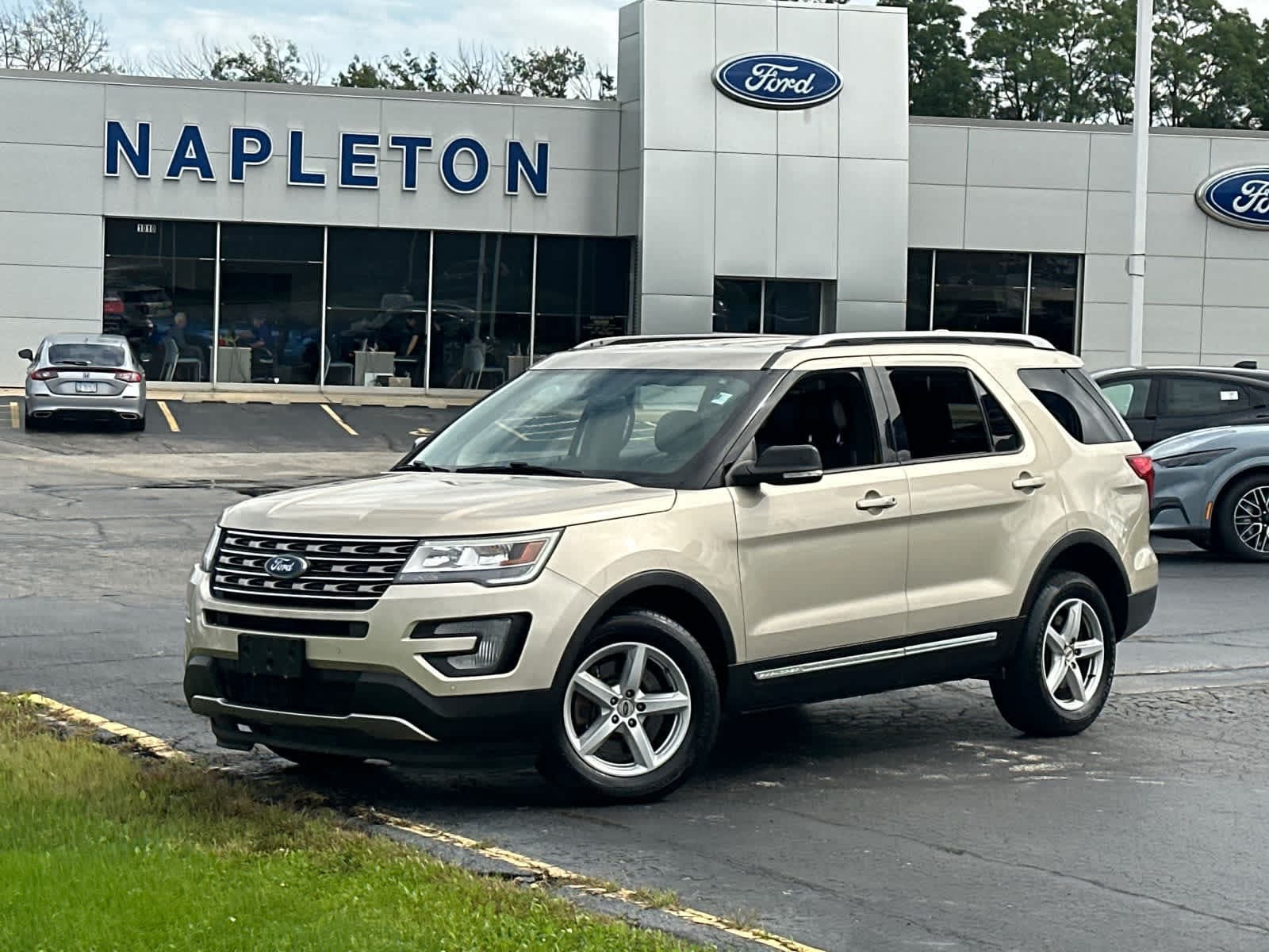 2017 Ford Explorer XLT — photo 1 of 39