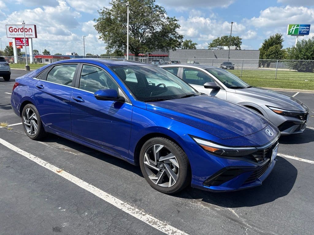 2025 Hyundai Elantra Limited — photo 1 of 3