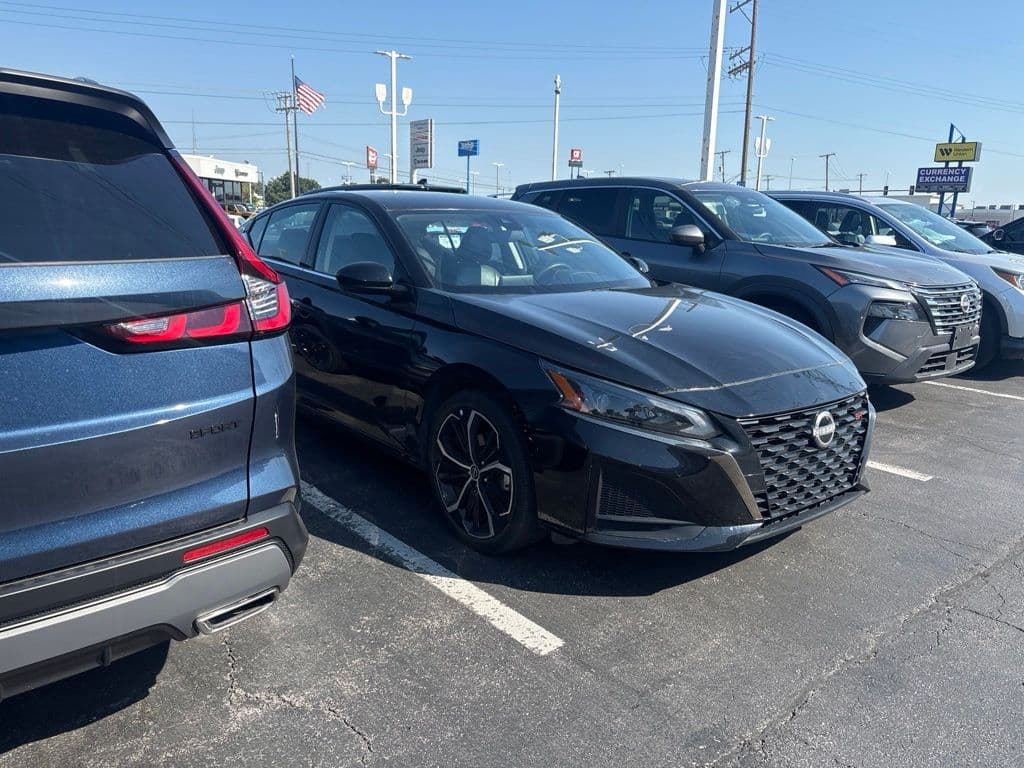 2025 Nissan Altima SR — photo 1 of 3