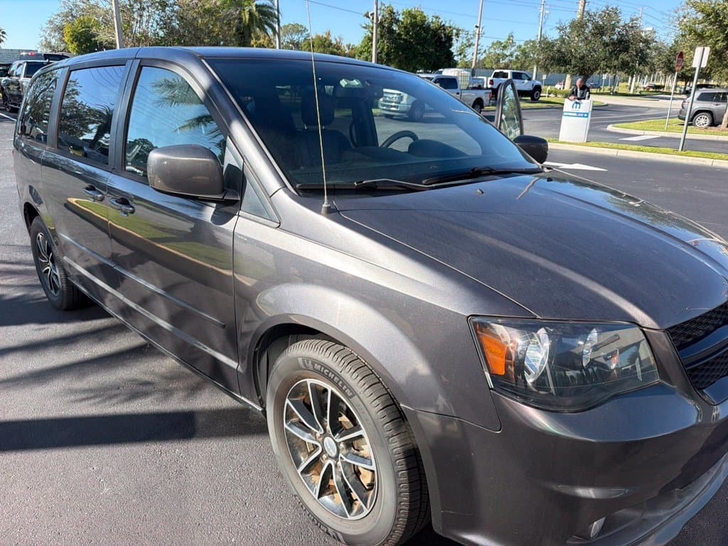 2017 Dodge Grand Caravan SXT — photo 1 of 2