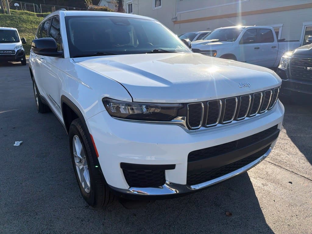 2024 Jeep Grand Cherokee L Laredo — photo 1 of 13