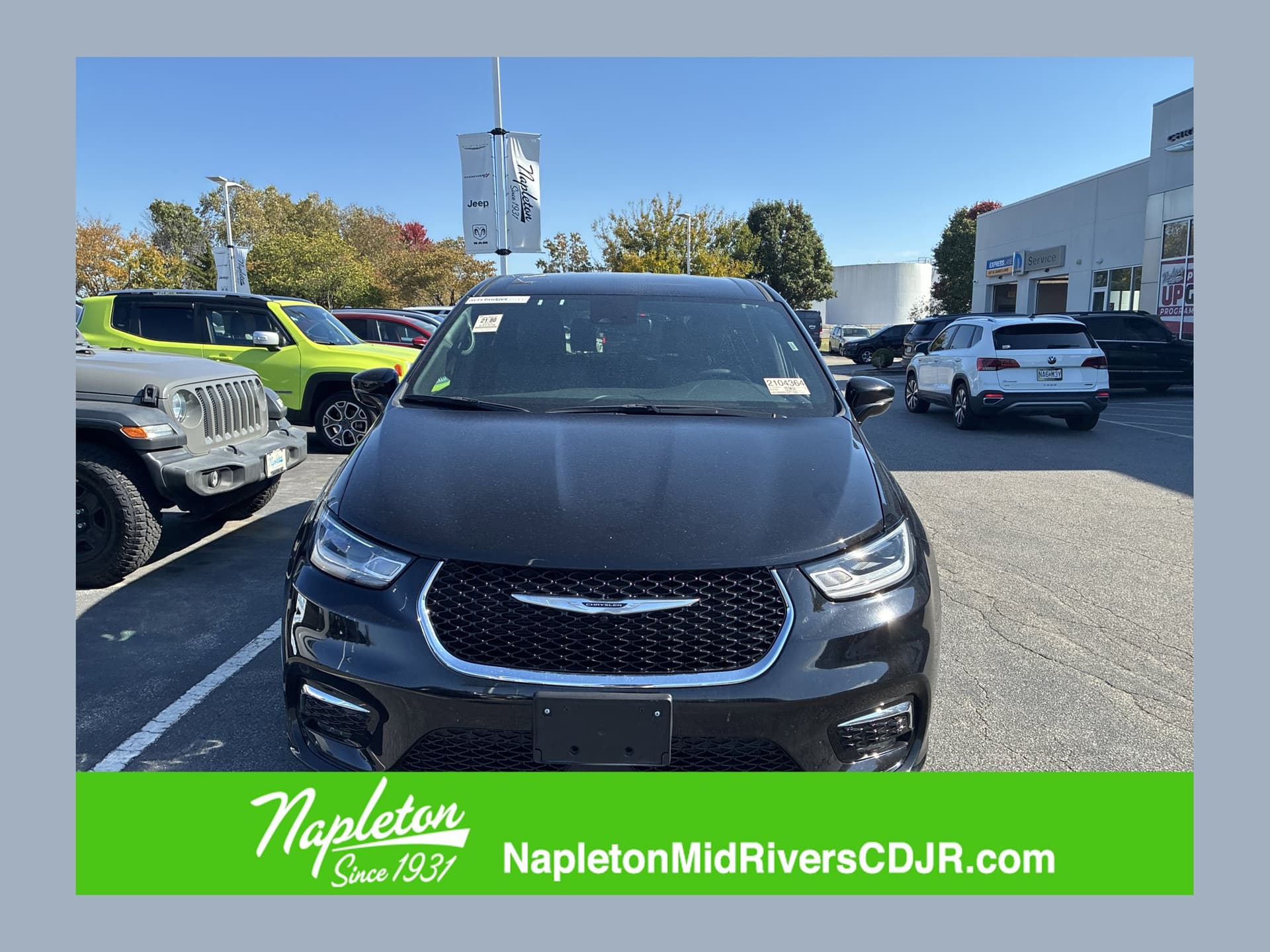 2025 Chrysler Pacifica Select — photo 1 of 30
