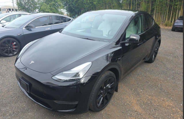 2023 Tesla Model Y Long Range — photo 1 of 3