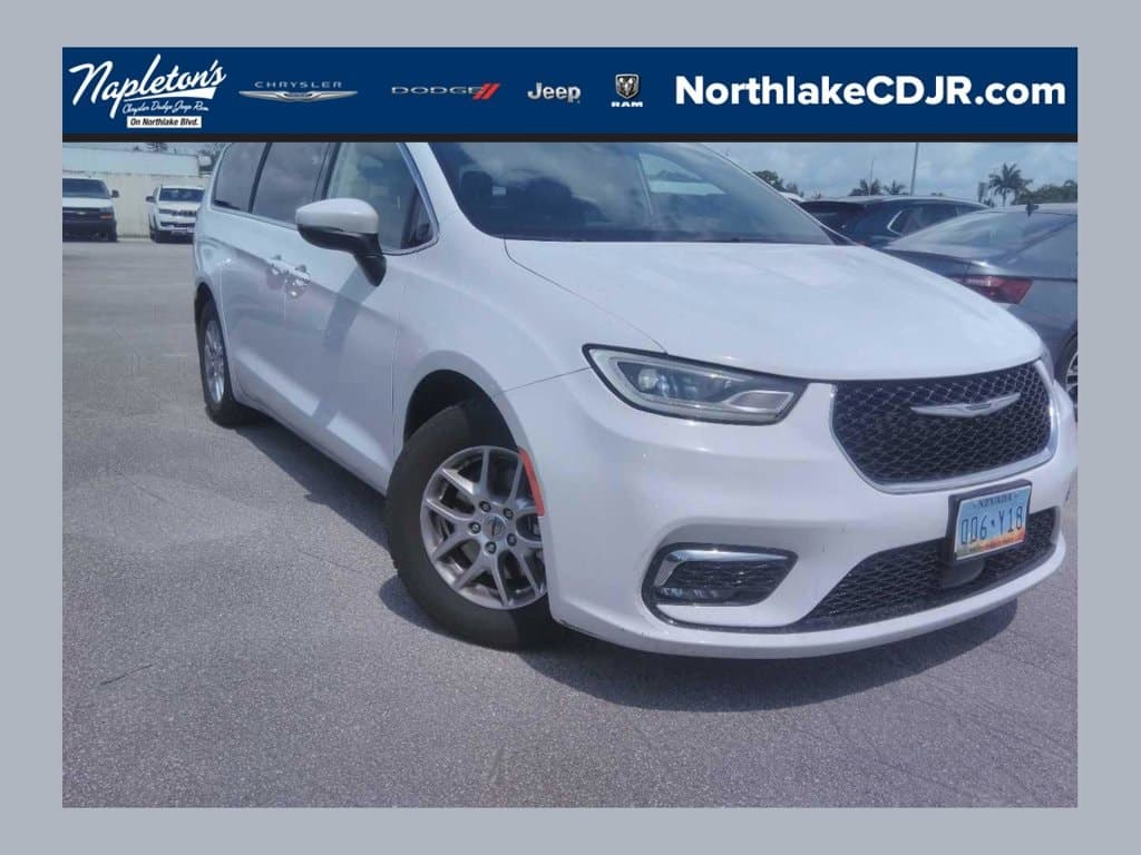 2023 Chrysler Pacifica Touring L — photo 1 of 18