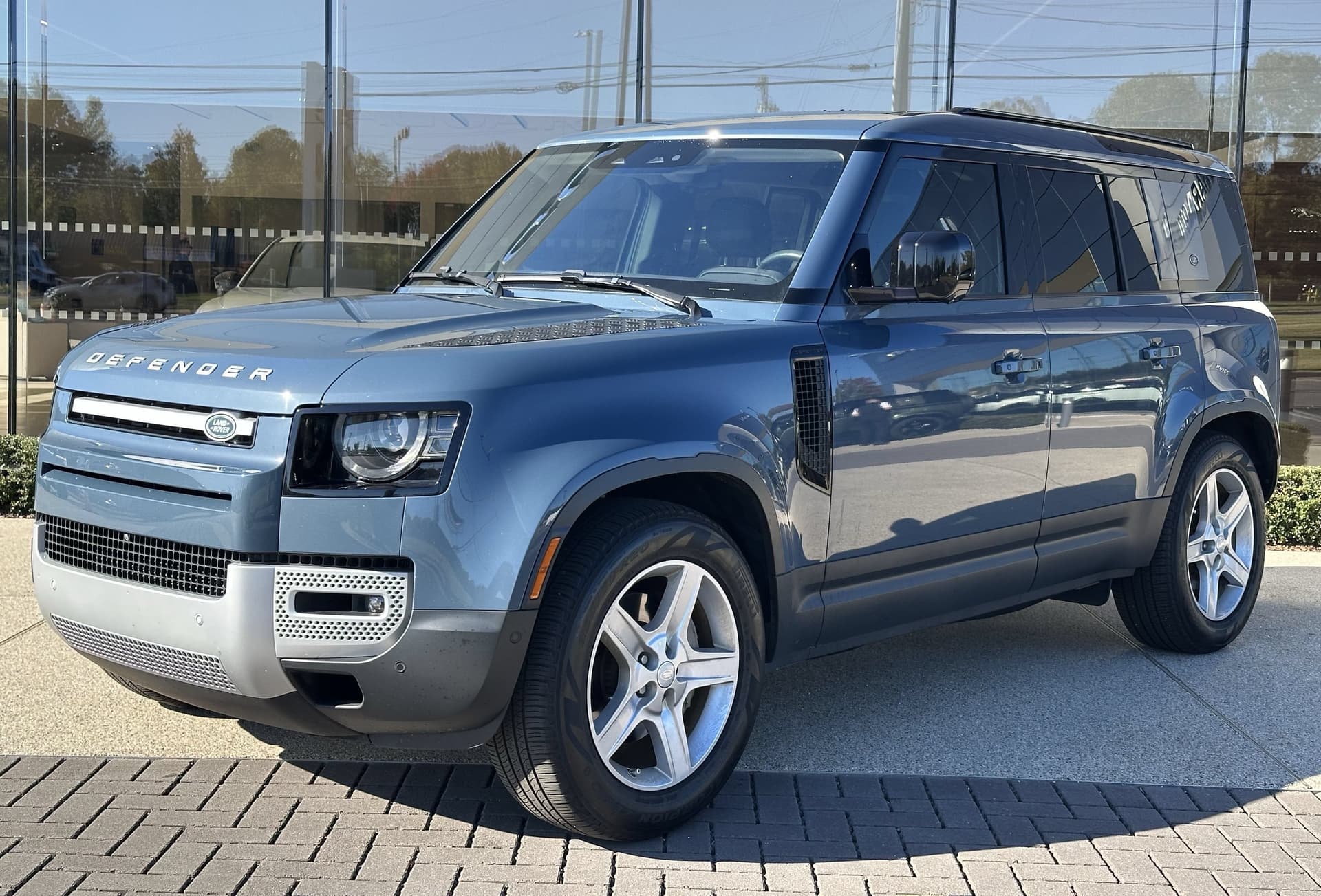 2020 Land Rover Defender SE — photo 1 of 33