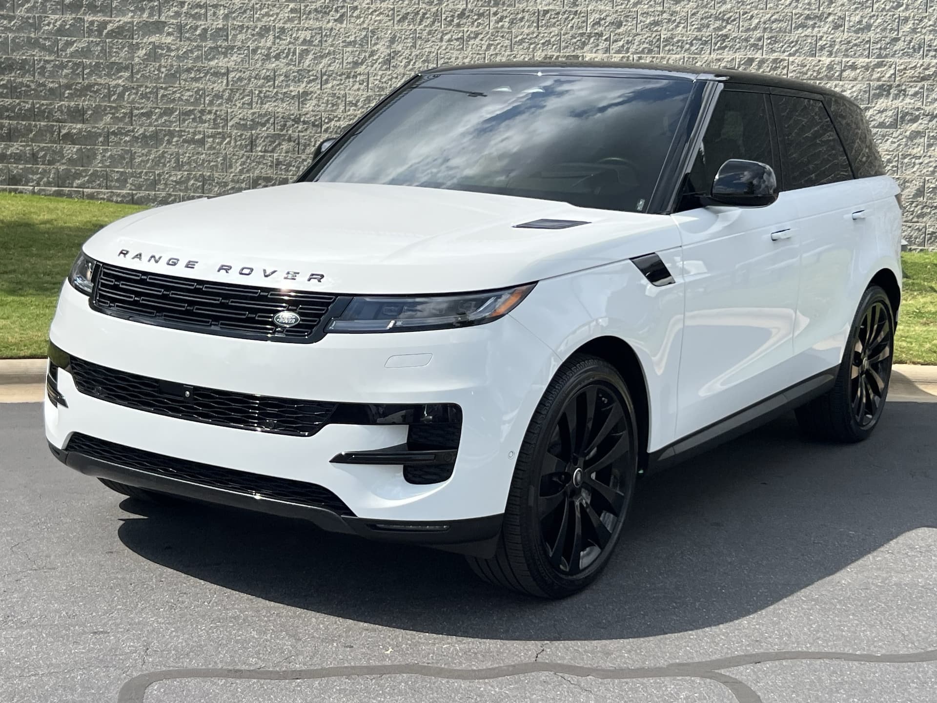 2025 Land Rover Range Rover Sport SE — photo 1 of 34