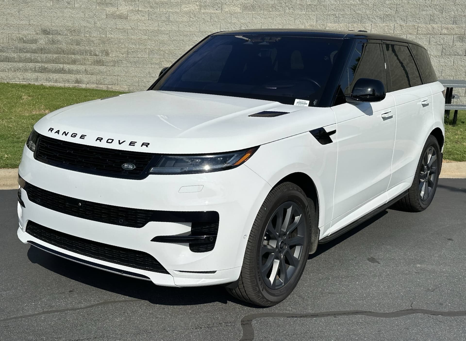 2023 Land Rover Range Rover Sport SE Dynamic — photo 1 of 36
