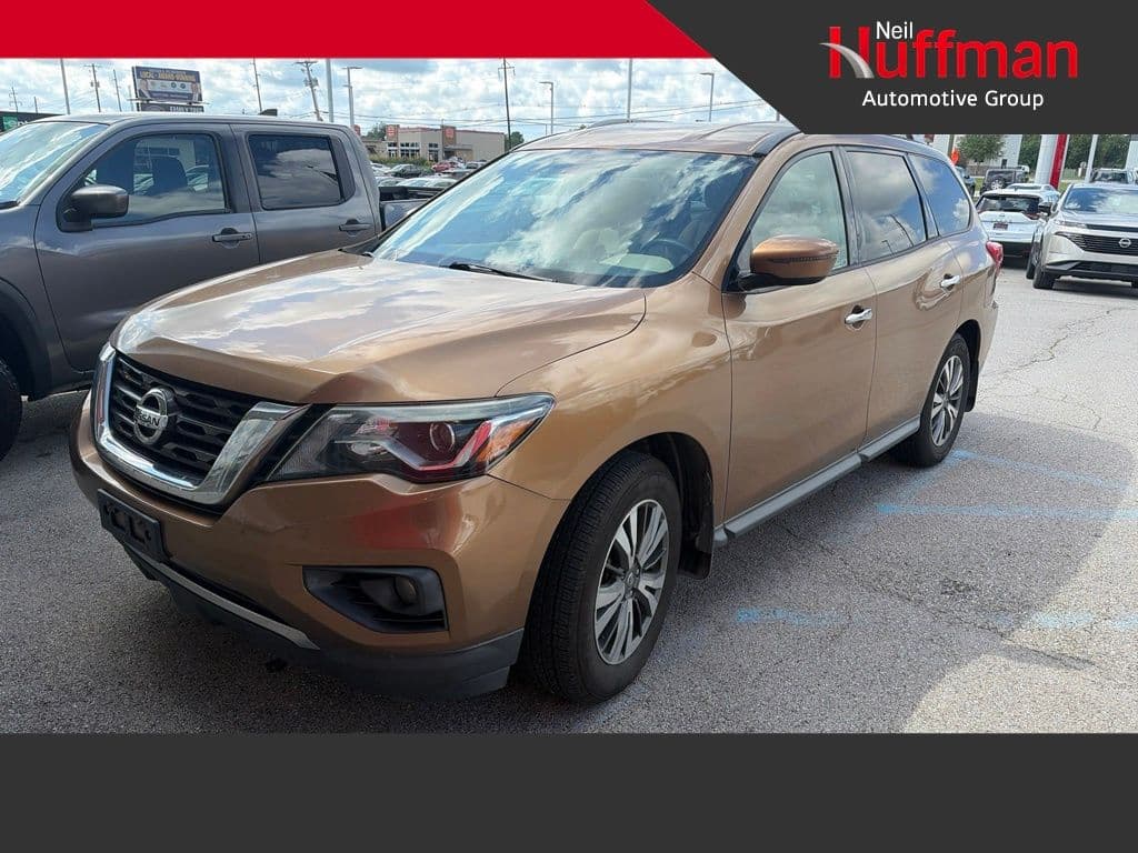 2017 Nissan Pathfinder SV — photo 1 of 12