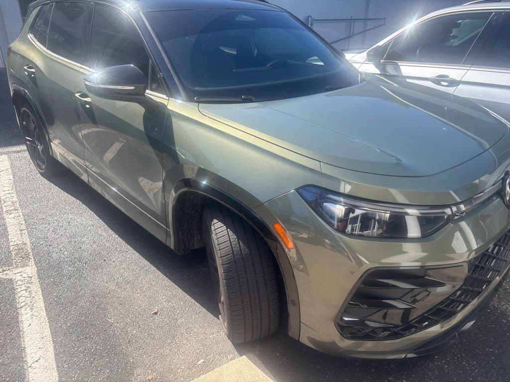 2025 Volkswagen Tiguan Base — photo 1 of 10