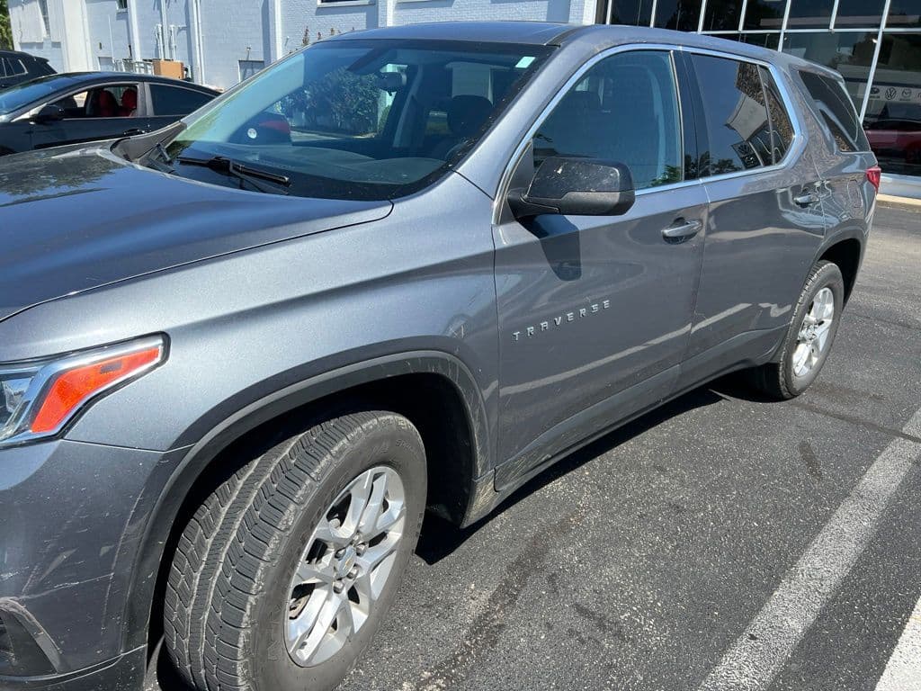 2021 Chevrolet Traverse LS — photo 1 of 10