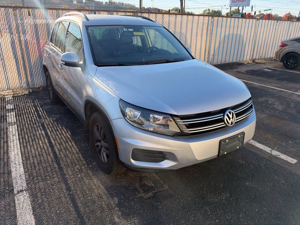 2017 Volkswagen Tiguan S — photo 1 of 11