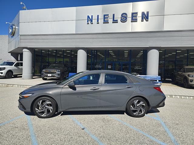 2025 Hyundai Elantra SEL Convenience — photo 1 of 14