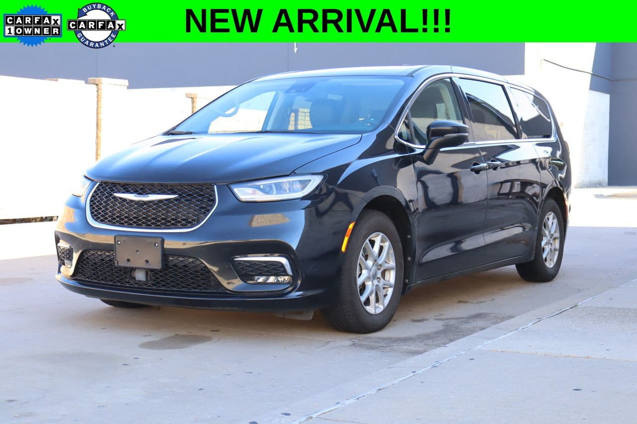 2023 Chrysler Pacifica Touring L — photo 1 of 30