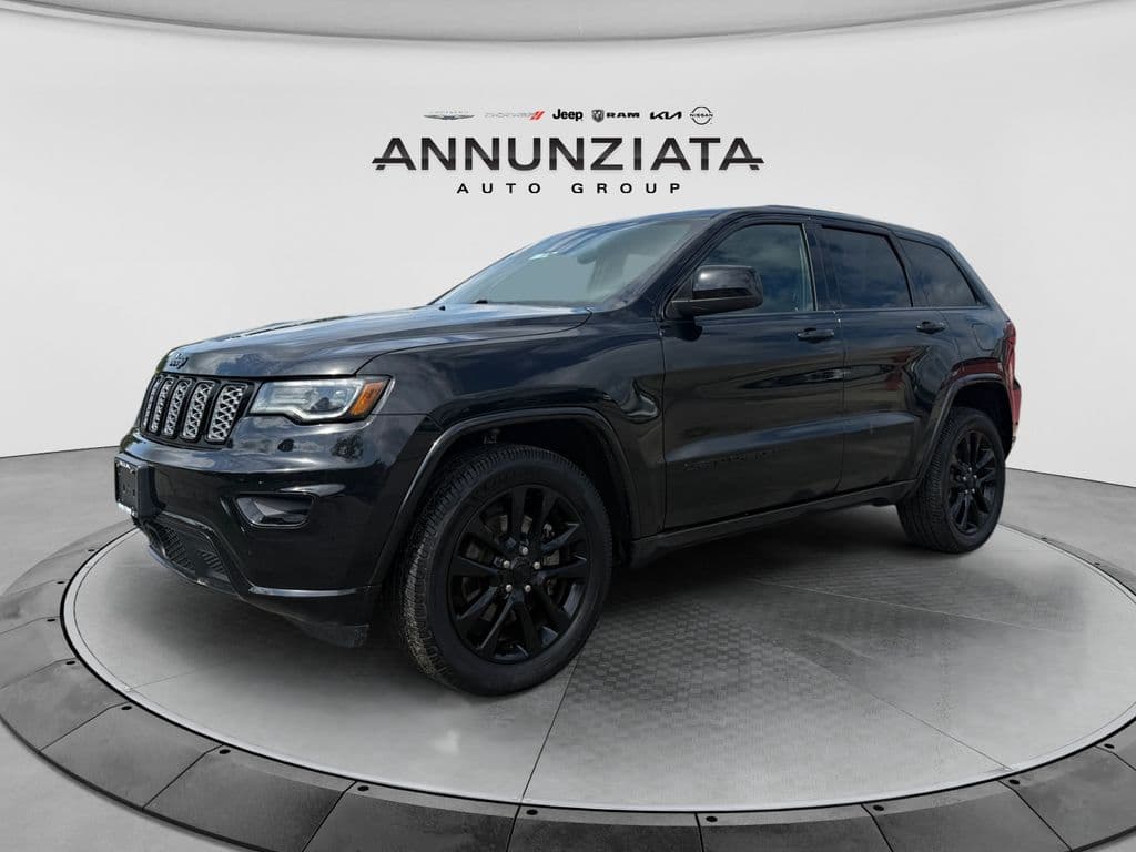 2021 Jeep Grand Cherokee Laredo — photo 1 of 31