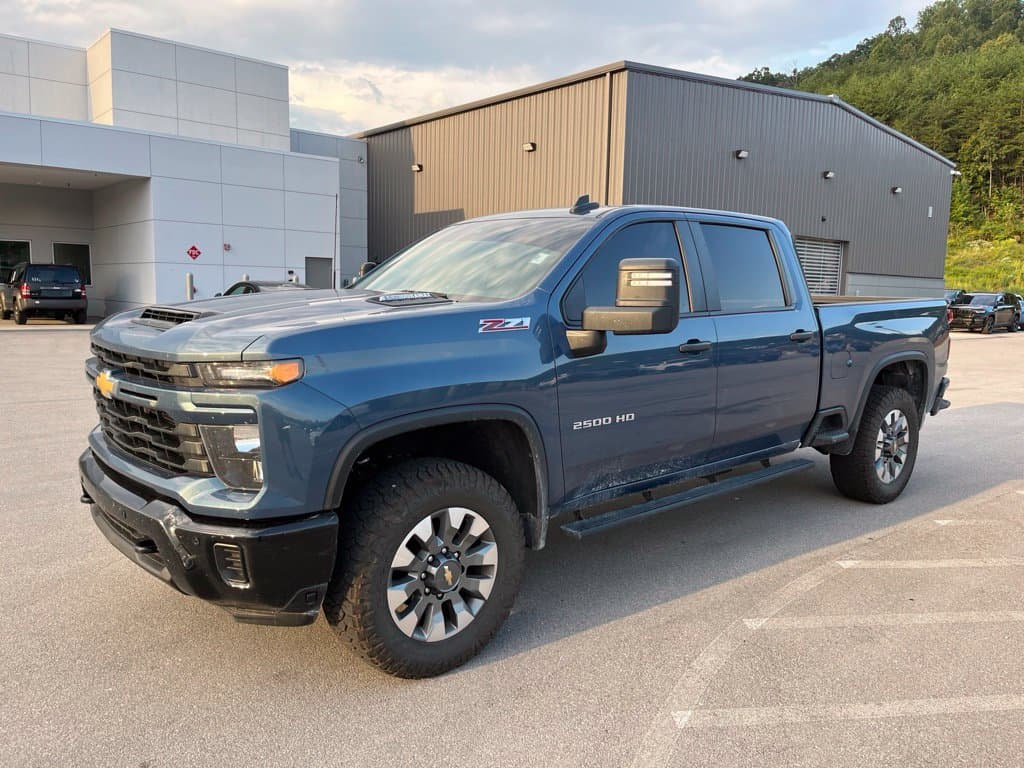 2025 Chevrolet Silverado 2500HD Custom — photo 1 of 10
