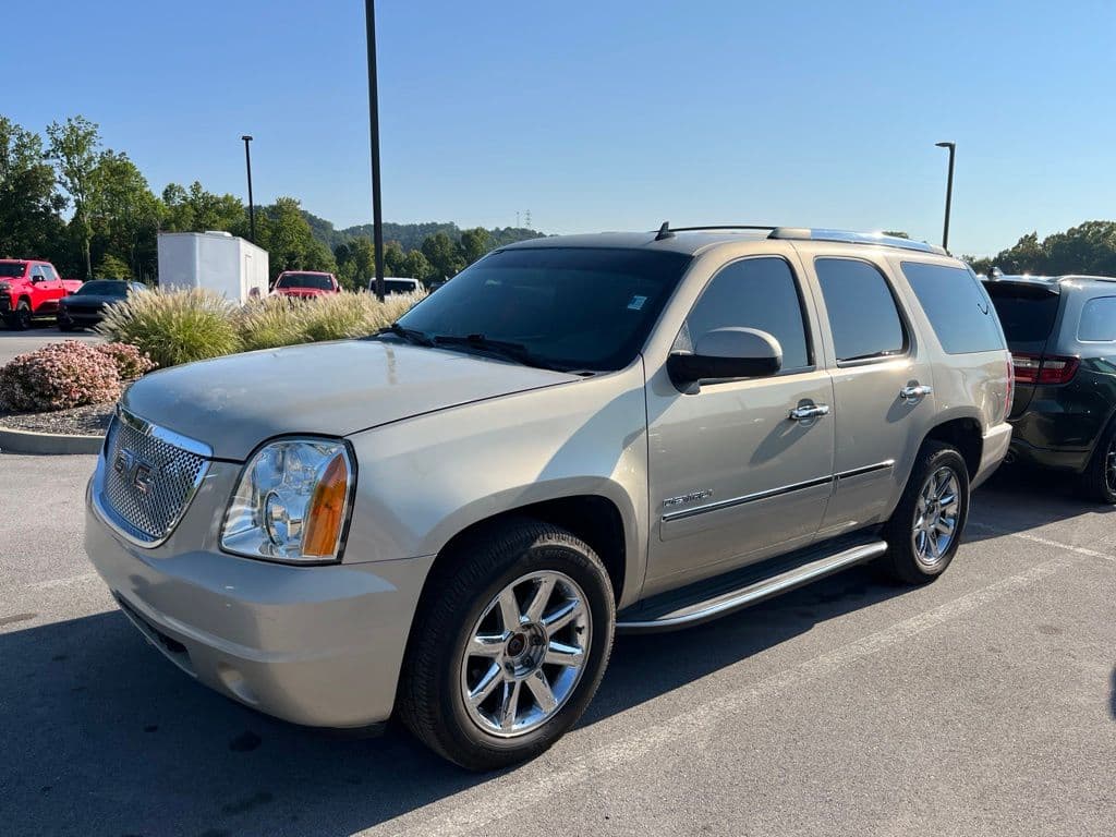 2010 GMC Yukon Denali — photo 1 of 5