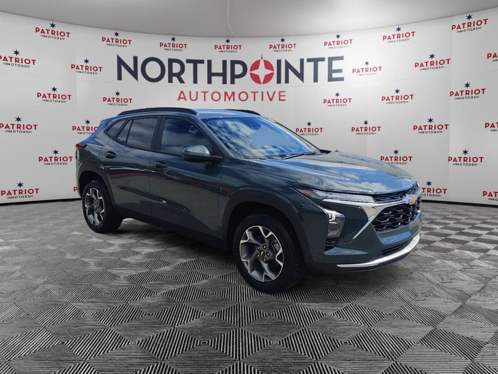 2025 Chevrolet Trax LT — photo 1 of 31