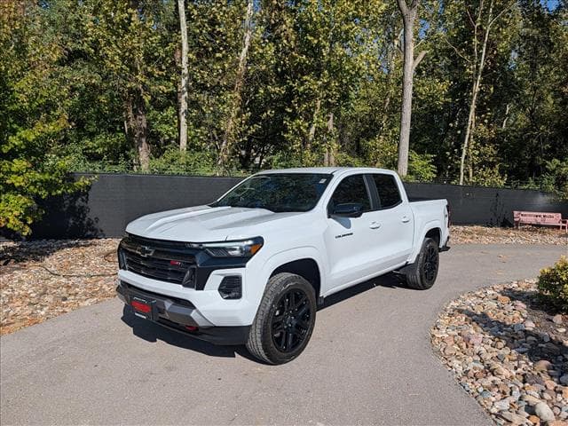 2025 Chevrolet Colorado Base — photo 1 of 41