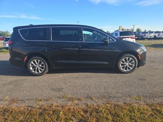 2027 Chrysler Pacifica Select — photo 1 of 31