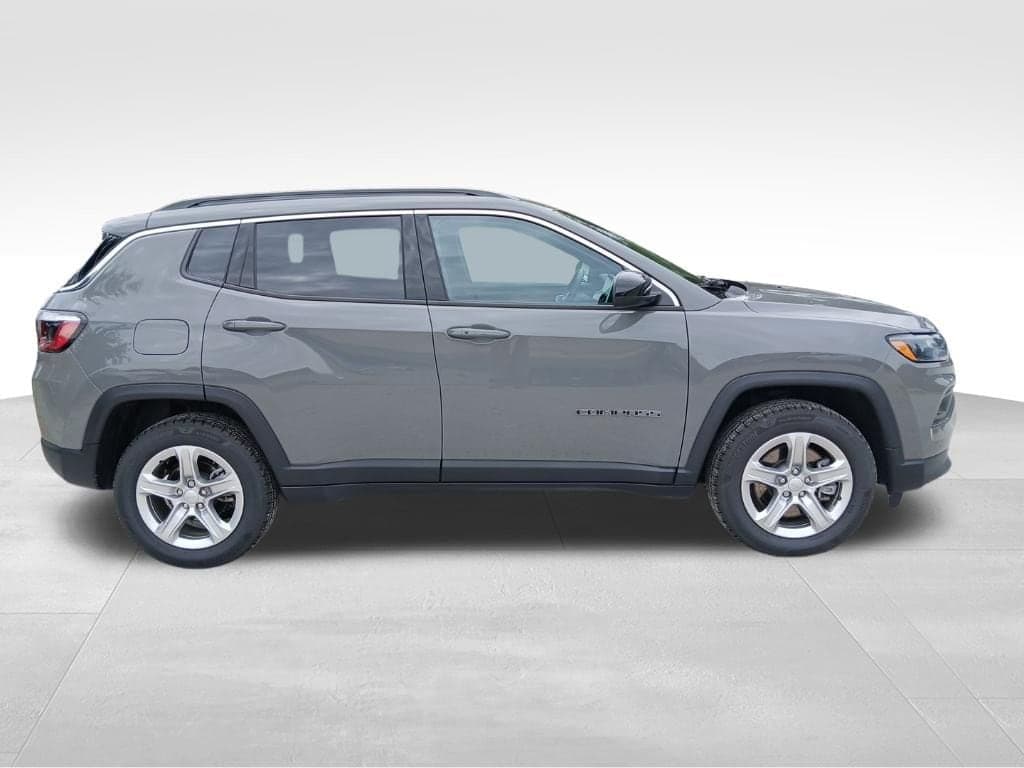 2023 Jeep Compass Latitude — photo 1 of 10