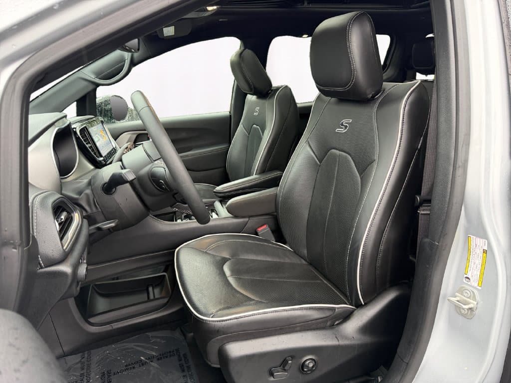 2023 Chrysler Pacifica Hybrid Limited — photo 1 of 12