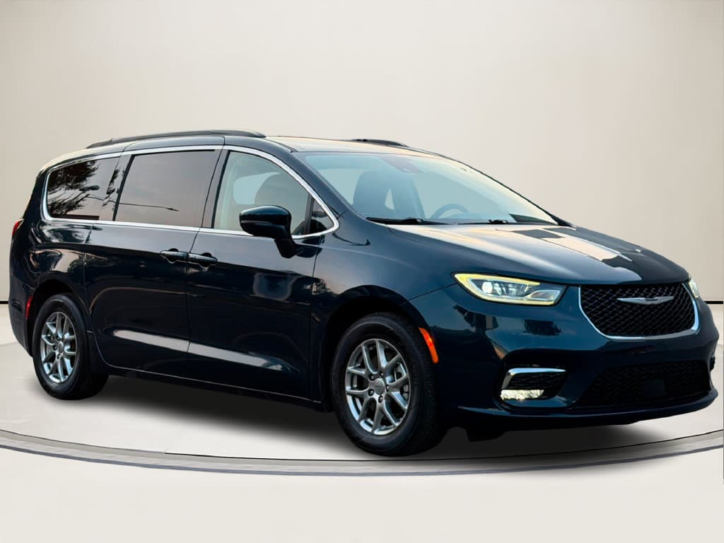 2021 Chrysler Pacifica Touring — photo 1 of 33
