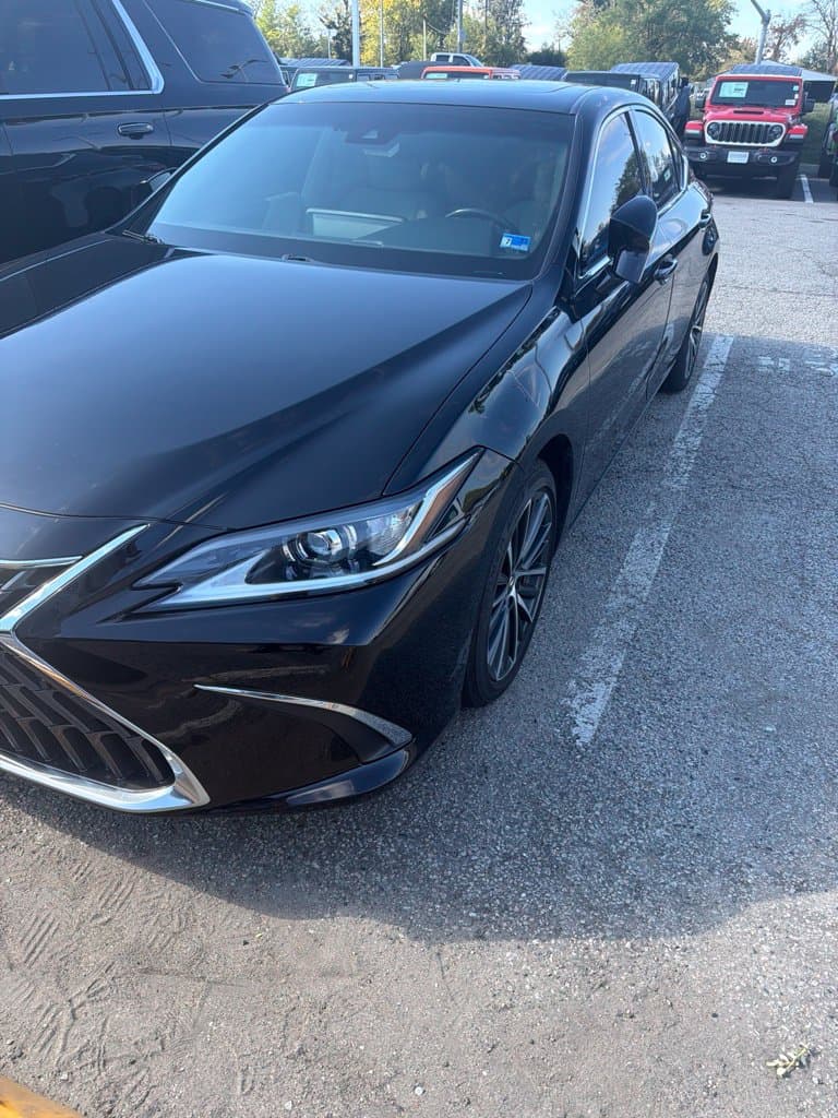 2023 Lexus ES ES 300h — photo 1 of 7