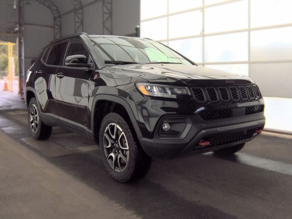 2025 Jeep Compass Trailhawk — photo 1 of 7