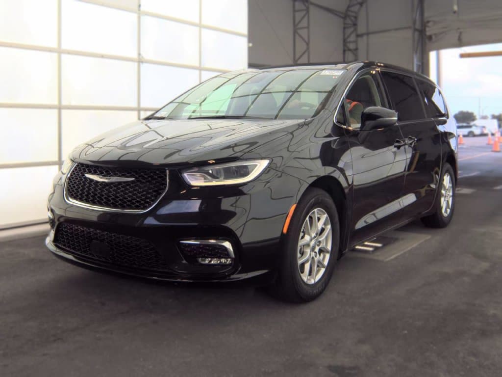 2023 Chrysler Pacifica Touring L — photo 1 of 6