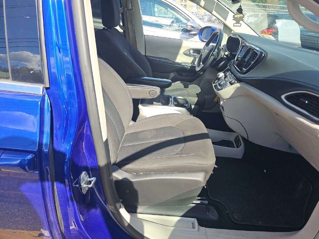 2021 Chrysler Pacifica Touring — photo 1 of 2