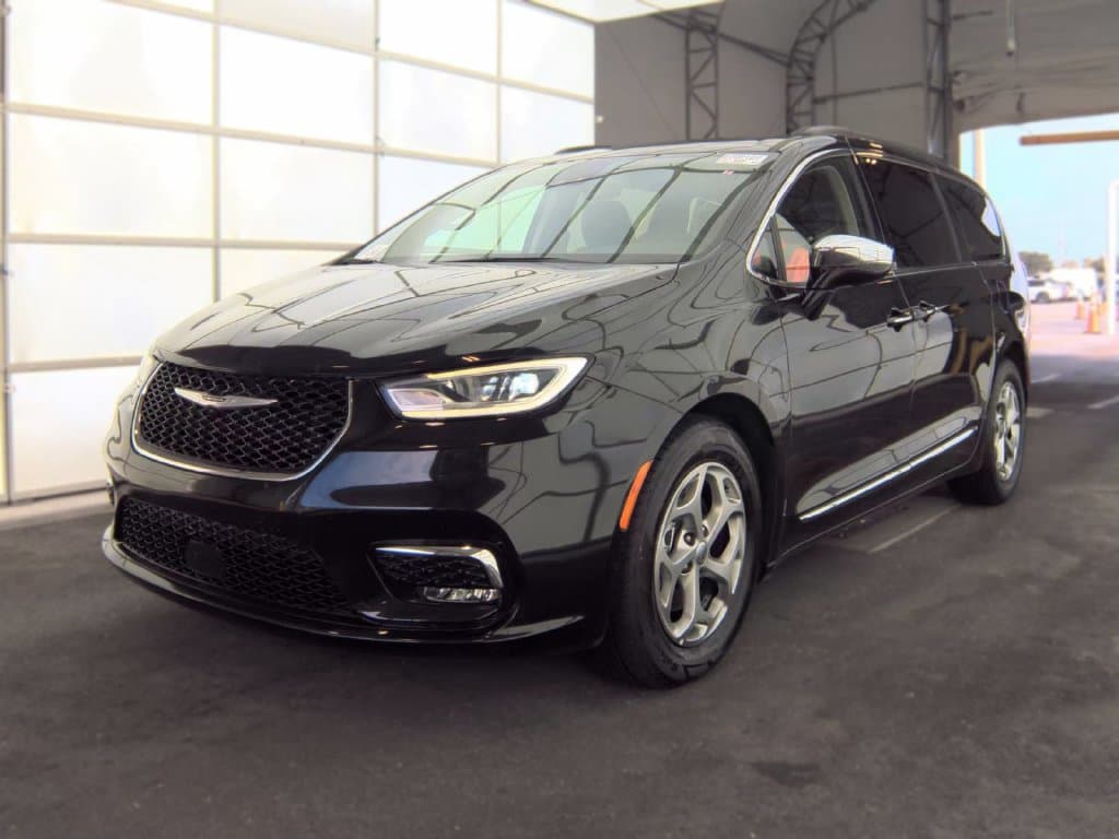2023 Chrysler Pacifica Limited — photo 1 of 6