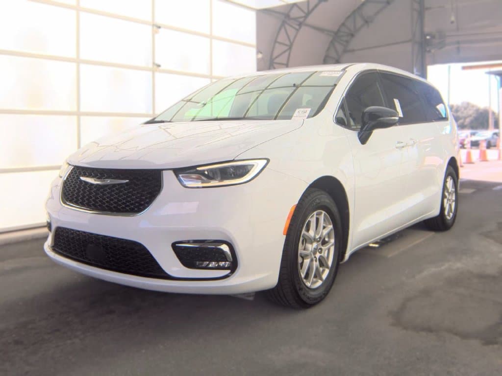 2025 Chrysler Pacifica Select — photo 1 of 5