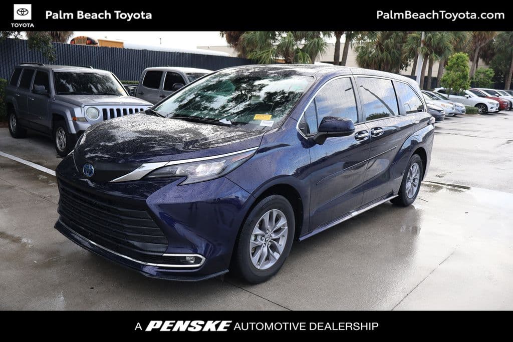 2024 Toyota Sienna XLE — photo 1 of 8