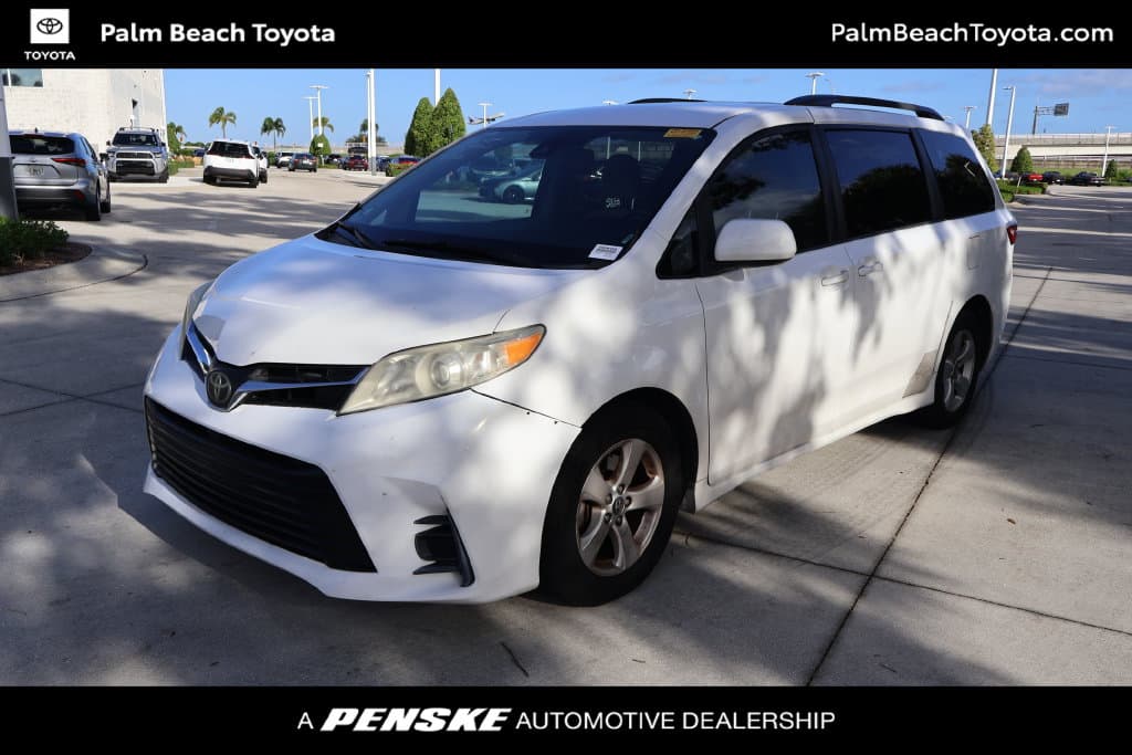 2018 Toyota Sienna LE — photo 1 of 8