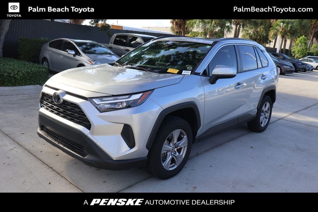 2025 Toyota RAV4 Hybrid XLE — photo 1 of 8