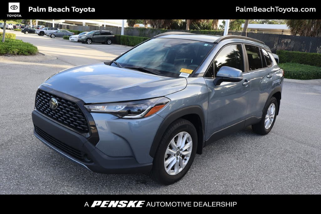 2024 Toyota Corolla Cross LE — photo 1 of 8