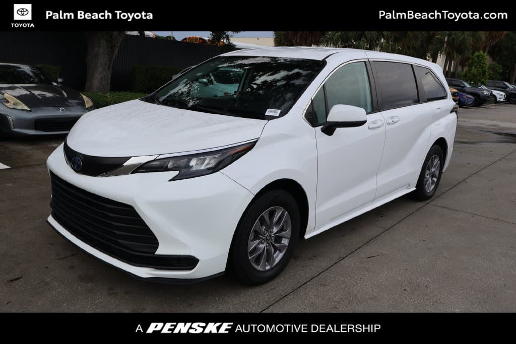 2024 Toyota Sienna LE — photo 1 of 8