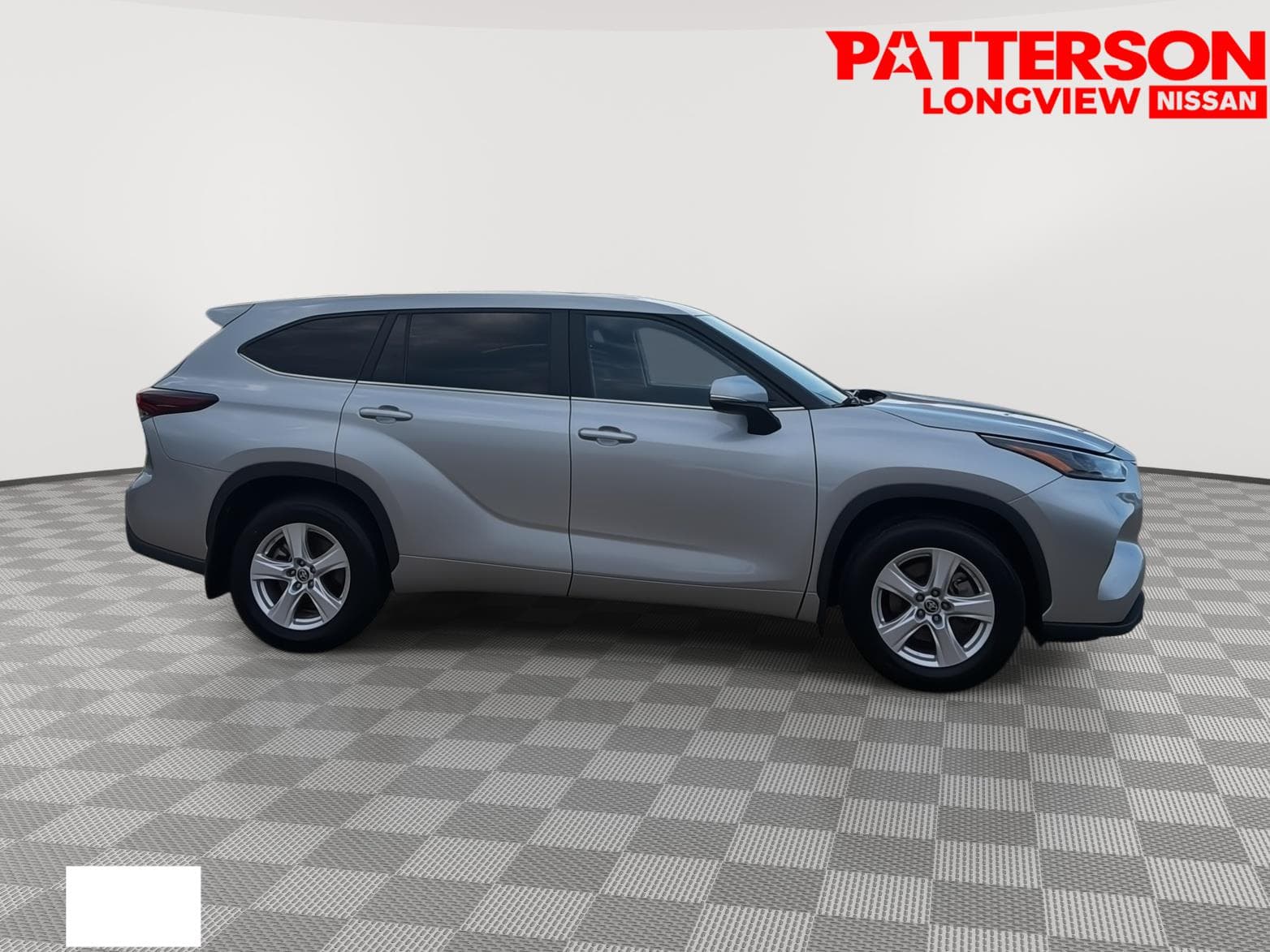 2024 Toyota Highlander LE — photo 1 of 23