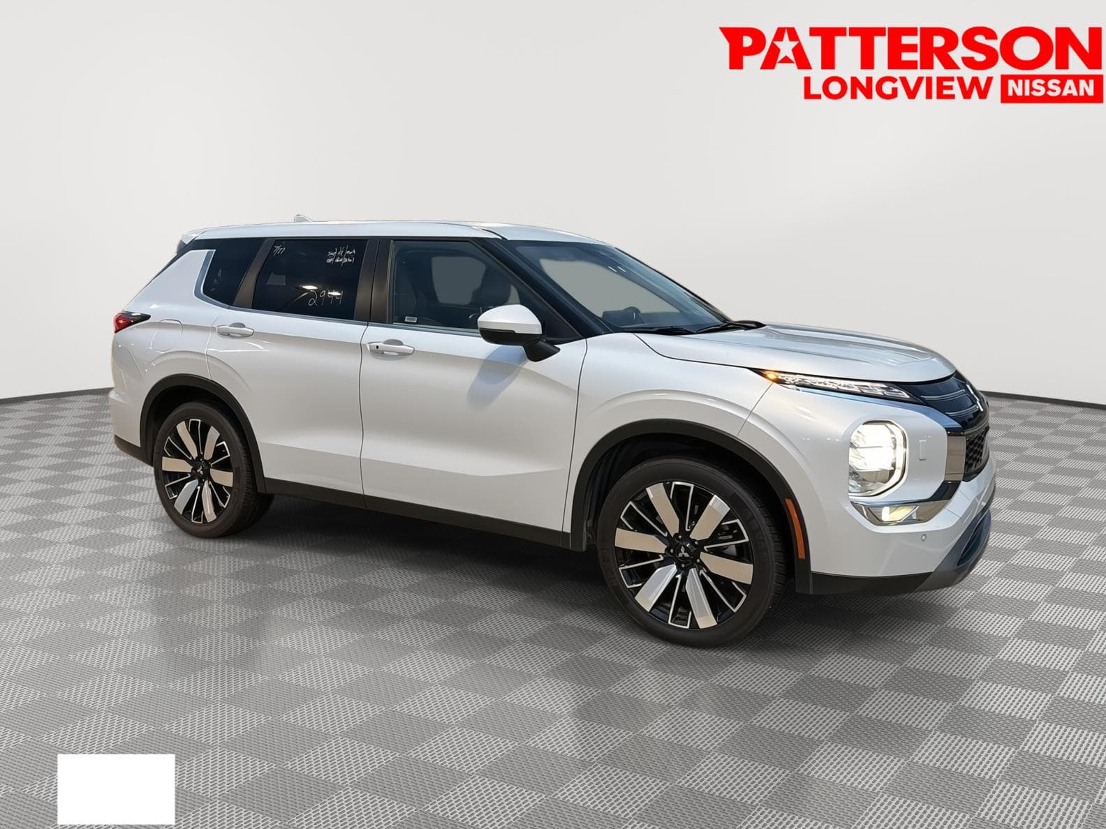 2025 Mitsubishi Outlander SE — photo 1 of 25
