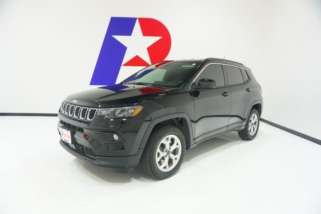 2025 Jeep Compass Latitude — photo 1 of 38