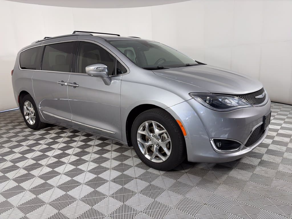 2017 Chrysler Pacifica Limited — photo 1 of 30